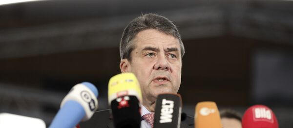 German foreign minister Sigmar Gabriel, delivers a statement about the release of 'Die Welt' journalist Deniz Yucel from prison, in Berlin, Germany, Friday, Feb. 16, 2018. The German reporter detained in Turkey for more than a year was released from jail pending trial, even as six other journalists and newspaper employees were sentenced to life imprisonment by a Turkish court Friday. (Kay Nietfeld/dpa via AP) - Sputnik International