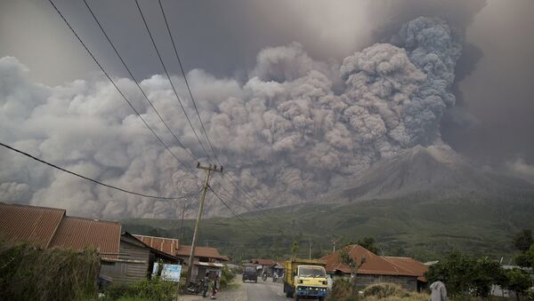 Mount Sinabung spews volcanic ash as it erupts in Kutarakyat, North Sumatra, Indonesia, Monday, Feb. 19, 2018 - Sputnik International