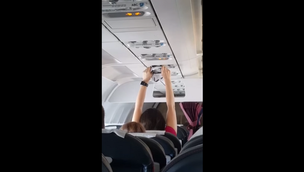 Passenger on Ural Airlines flight uses plane's AC vents to air out underwear - Sputnik International