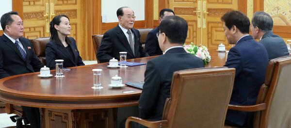 South Korean President Moon Jae-in talks with President of the Presidium of the Supreme People's Assembly of North Korea Kim Young Nam and Kim Yo Jong, the sister of North Korea's leader Kim Jong Un, during their meeting at the Presidential Blue House in Seoul, South Korea, February 10, 2018 - Sputnik International