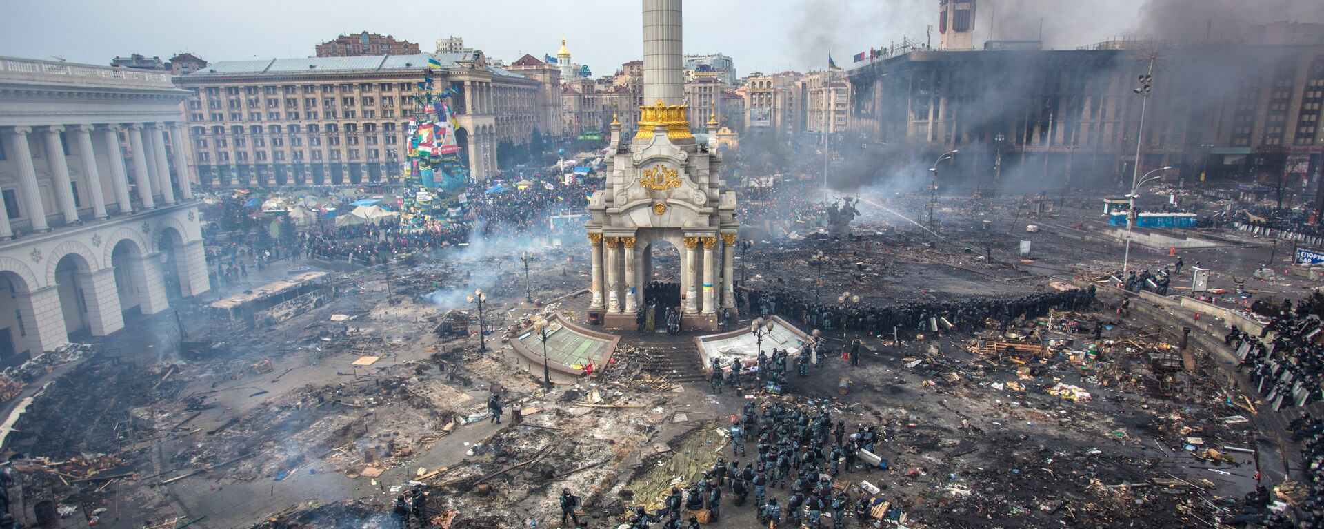 Police officers and opposition supporters are seen on Maidan Nezalezhnosti square in Kiev, where clashes began between protesters and the police. (File) - Sputnik International, 1920, 29.04.2020
