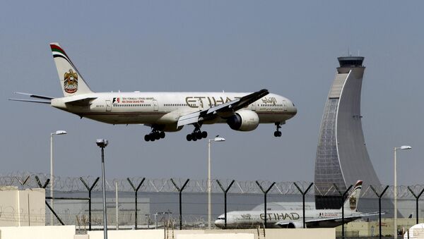 In this May 4, 2014 file photo, an Etihad Airways plane prepares to land at the Abu Dhabi airport in the United Arab Emirates - Sputnik International
