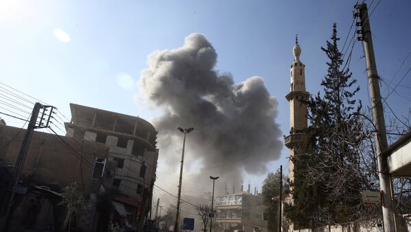 Smoke rises from the rebel held besieged town of Hamouriyeh, eastern Ghouta, near Damascus, Syria, February 21, 2018 - Sputnik International
