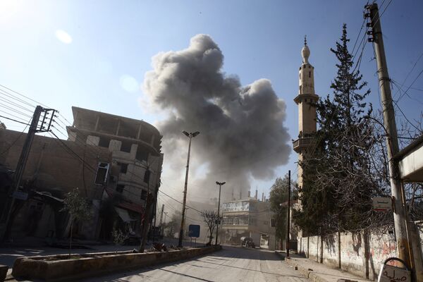 Smoke rises from the rebel held besieged town of Hamouriyeh, eastern Ghouta, near Damascus, Syria, February 21, 2018 - Sputnik International