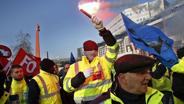 Air France employees demonstrate outside the French airline headquarters in Roissy, north of Paris, Thursday, Feb.22, 2018 - Sputnik International