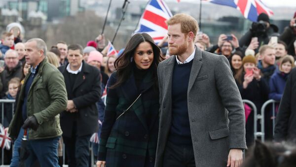 Meghan Markle and Britain's Prince Harry, meet members of the public during a walkabout on the esplanade at Edinburgh Castle, Britain, February 13, 2018 - Sputnik International