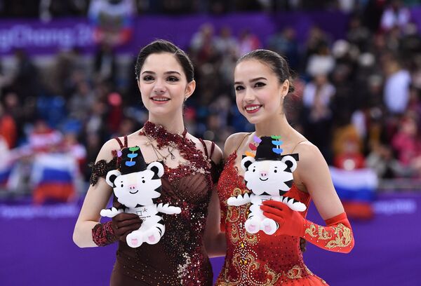 Russian medalists in women's figure skating at the XXIII Winter Olympic Games, from left: silver medalist Evgenia Medvedeva and gold medalist Alina Zagitova - Sputnik International