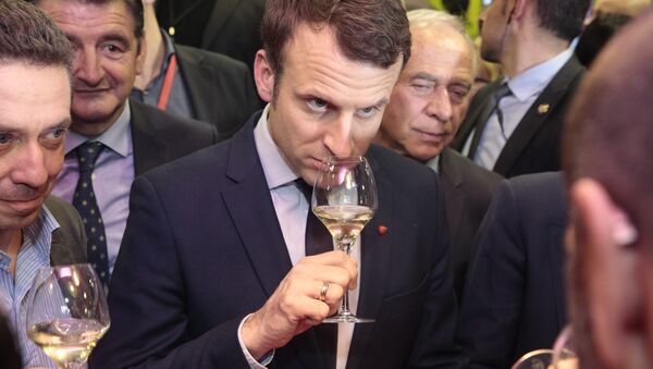 French presidential candidate for the political movement En Marche (On the Move) Emmanuel Macron (C) smells and tastes white wine during a visit at the Paris' international agriculture fair (Salon de l'agriculture) on March 1, 2017 in Paris - Sputnik International