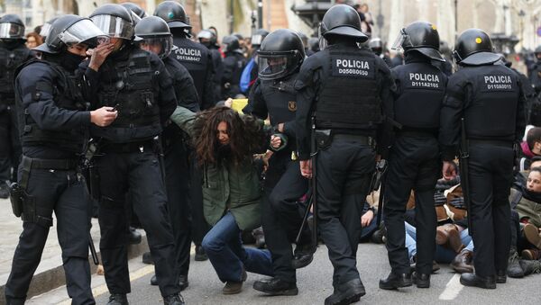 Catalan regional police officers (Mossos d'Esquadra) drag a woman during a protest called by the 'Commitees in defence of the Republic' to block the TSJC (Superior Court of Justice of Catalonia) in Barcelona on February 23, 2018 - Sputnik International