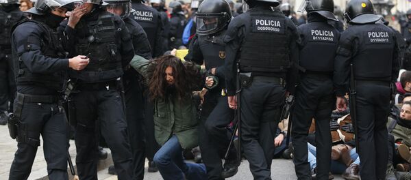 Catalan regional police officers (Mossos d'Esquadra) drag a woman during a protest called by the 'Commitees in defence of the Republic' to block the TSJC (Superior Court of Justice of Catalonia) in Barcelona on February 23, 2018 - Sputnik International