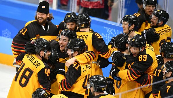 Germany's team members celebrate their victory in the semifinals between the Canada and Germany national teams in the men’s ice hockey tournament, at the XXIII Olympic Winter Games - Sputnik International