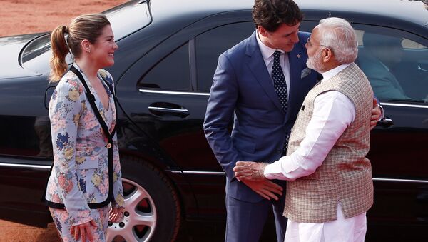 Canadian Prime Minister Justin Trudeau (C) hugs his Indian counterpart Narendra Modi as his wife Sophie Gregoire (L) looks on during Trudeau's ceremonial reception in New Delhi, India, February 23, 2018. - Sputnik International