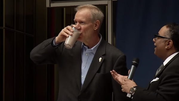 Illinois Gov. Bruce Rauner drinks chocolate milk - Sputnik International