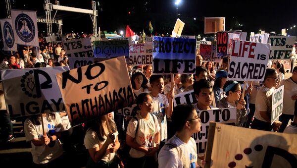 Participants display placards as they participate in a procession against plans to reimpose death penalty and intensify drug war during Walk for Life in Luneta park, Metro Manila, Philippines February 24, 2018 - Sputnik International