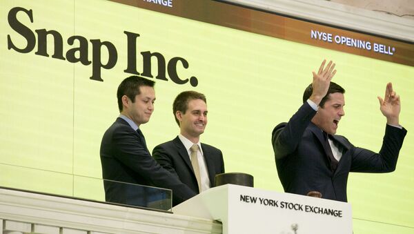 Snapchat co-founders Bobby Murphy, left, and CEO Evan Spiegel, ring the opening bell at the New York Stock Exchange while Thomas Farley, right, president of the Exchange, cheers on the crowd - Sputnik International