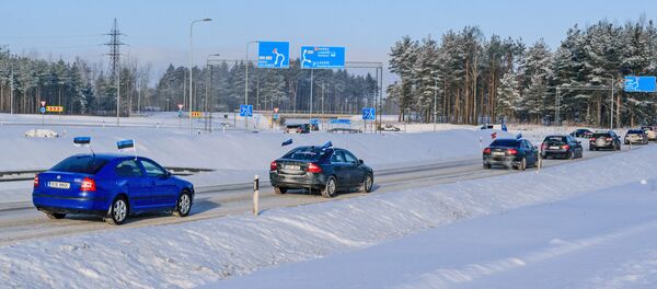 Estonians driving to Latvia in a rally to protest high excise taxes Estonians driving to Latvia in a rally to protest high excise taxes - Sputnik International
