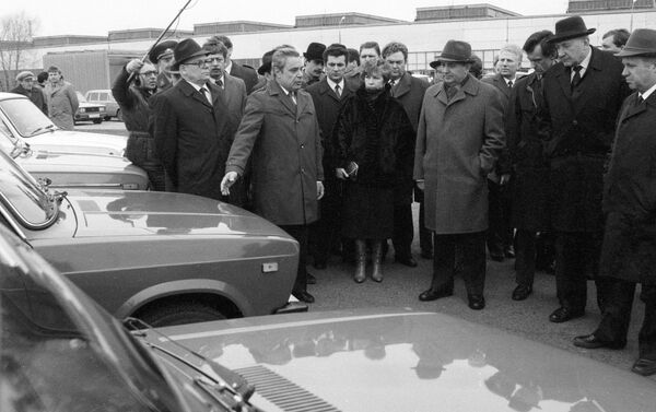 Georgi Mirzoyev showing AvtoVAZ's lineup to Soviet leader Mikhail Gorbachev - Sputnik International