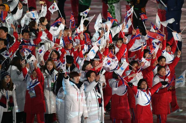 Athletes from the South Korean and DPRK teams marching together at the 2018 Winter Olympic Games closing ceremony in Pyeongchang - Sputnik International