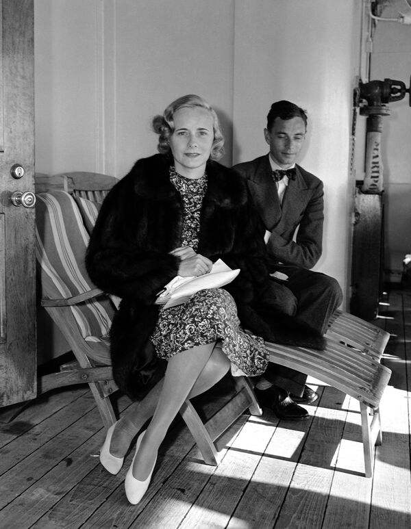 Viscountess Doris Castlerosse and Peter Wilson of London on board the liner Mariposa on arrival at Los Angeles, from Australia, on June 11, 1938 Viscountess Doris Castlerosse and Peter Wilson of London on board the liner Mariposa on arrival at Los Angeles, from Australia, on June 11, 1938 - Sputnik International