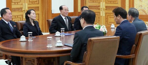 South Korean President Moon Jae-in talks with President of the Presidium of the Supreme People's Assembly of North Korea Kim Young Nam and Kim Yo Jong, the sister of North Korea's leader Kim Jong Un, during their meeting at the Presidential Blue House in Seoul, South Korea, February 10, 2018 - Sputnik International