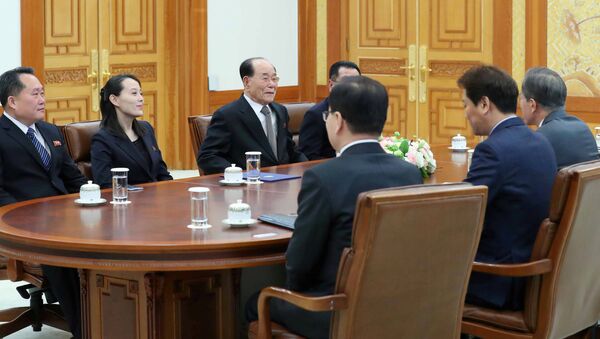 South Korean President Moon Jae-in talks with President of the Presidium of the Supreme People's Assembly of North Korea Kim Young Nam and Kim Yo Jong, the sister of North Korea's leader Kim Jong Un, during their meeting at the Presidential Blue House in Seoul, South Korea, February 10, 2018 - Sputnik International
