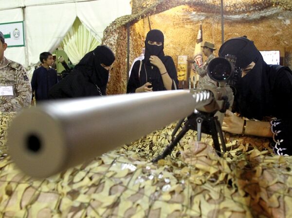 A woman checks a weapon exhibited at an event to celebrate the selection of Abha as the capital of Arab tourism for the year 2017, in Abha, Saudi Arabia April 20, 2017 - Sputnik International
