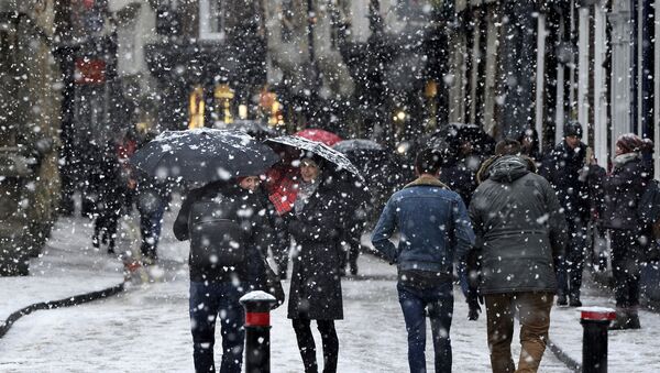 People walk through the snow in York, England (File) - Sputnik International