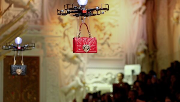 Drones carry bags, the creations from the Dolce & Gabbana Autumn/Winter 2018 women's collection during Milan Fashion Week in Milan, Italy February 25, 2018 - Sputnik International