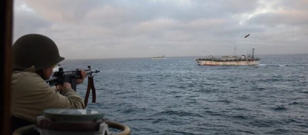 Soldier fires at the Chinese fishing boat named Jing Yuan 626 in Argentine waters - Sputnik International