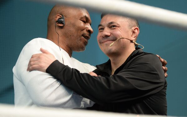 Boxers Mike Tyson, left, and Kostya Tszyu during an open boxing masterclass at the DIVS palace of team sports, Ekaterinburg - Sputnik International