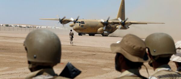 Saudi soldiers watch as a Saudi military cargo plane lands to deliver aid at an airfield in Marib, Yemen January 26, 2018 - Sputnik International