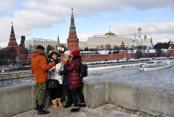 Passers-by on the Bolshoy Kamenny bridge in Moscow. - Sputnik International