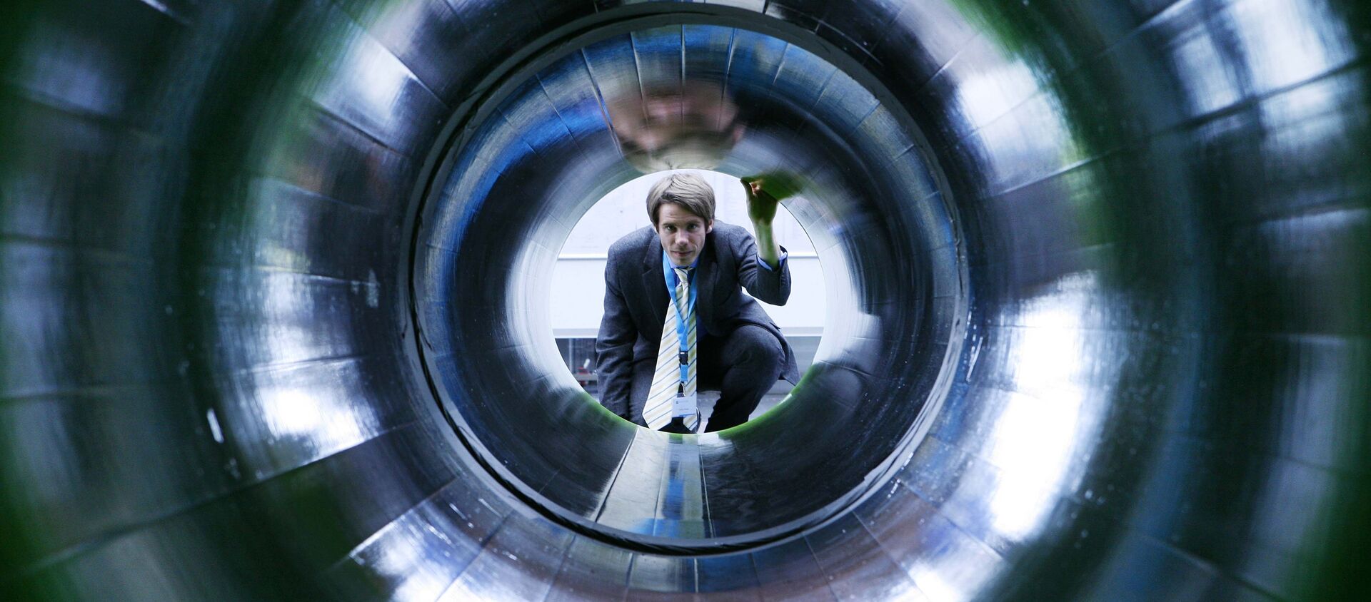 A man looks into a tube representing a natural gas pipeline at the booth of Nord Stream at the Hanover industrial fair in Hanover, Germany (File) - Sputnik International, 1920, 09.06.2018