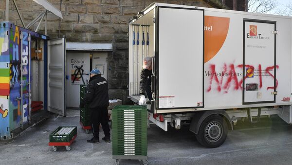 Helpers unload a truck of the food bank Tafel in Essen, western Germany, Tuesday, Feb. 27, 2018 - Sputnik International