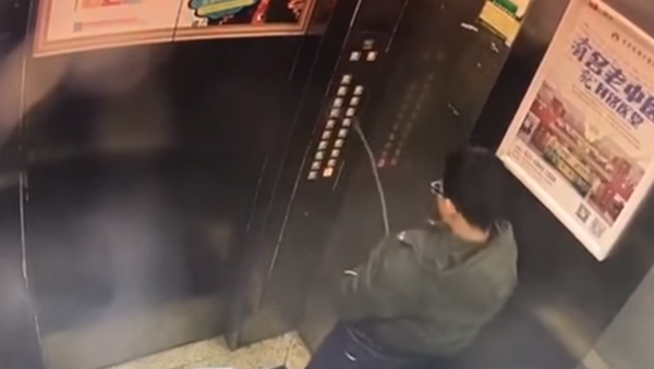Boy in China urinates on elevator and causes it to short-circuit - Sputnik International