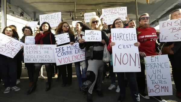 Demonstrators hold placards reading Harassed it is no“, “In France, a rape every 8 minutes“, “21500 women victims of violence in France a year“, “Ways against the violence“, “Together let us break the silence, during a demonstration in Marseille, southern France, Sunday, Oct. 29, 2017 - Sputnik International