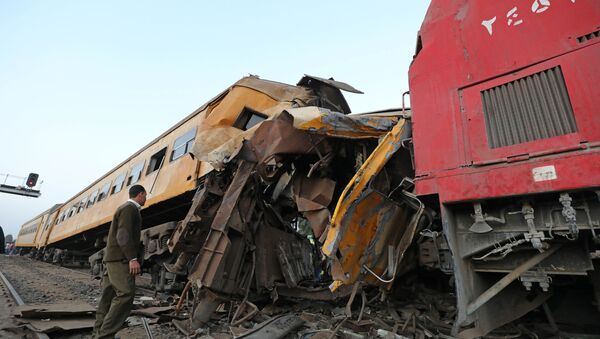 A policeman looks at the wreckage after a train crash in Kom Hamada in the northern province of Beheira, Egypt - Sputnik International