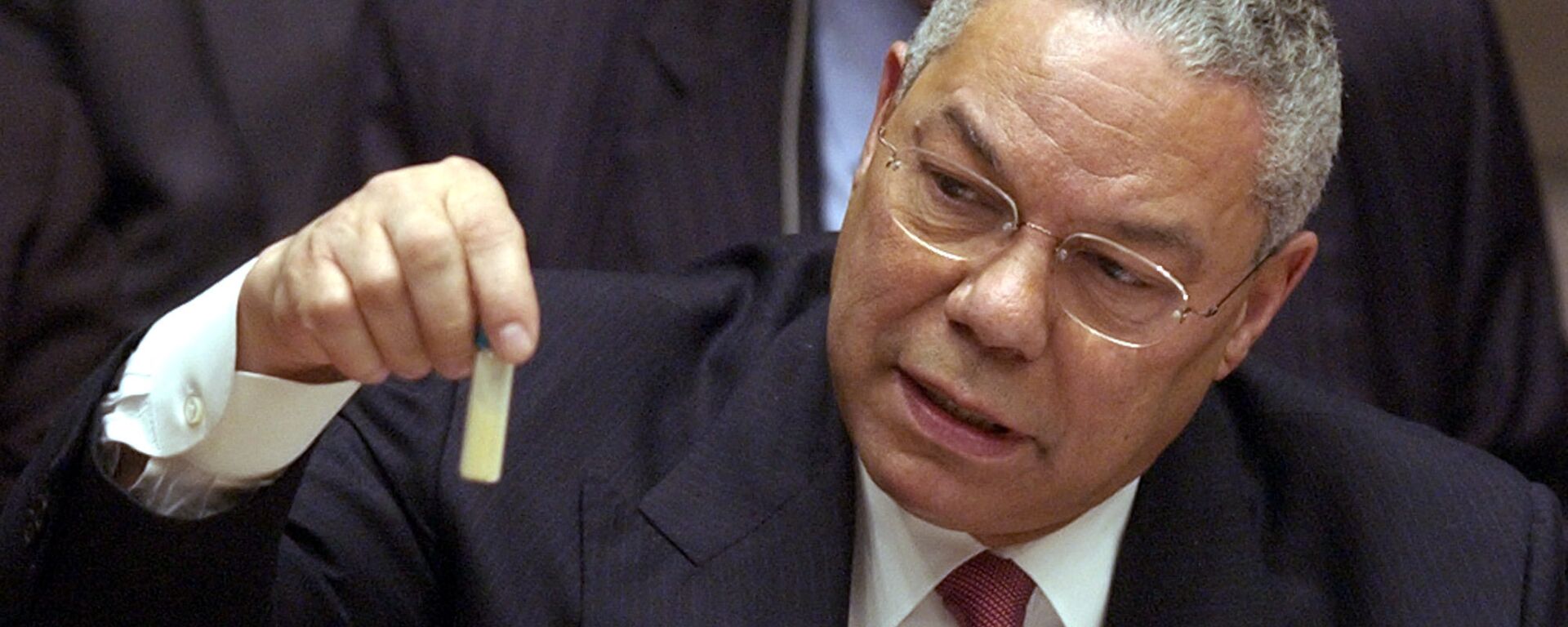 U.S. Secretary of State Colin Powell holds up a vial that he said could contain anthrax as he presents evidence of Iraq's alleged weapons programs to the United Nations Security Council. (File) - Sputnik International, 1920, 05.02.2023