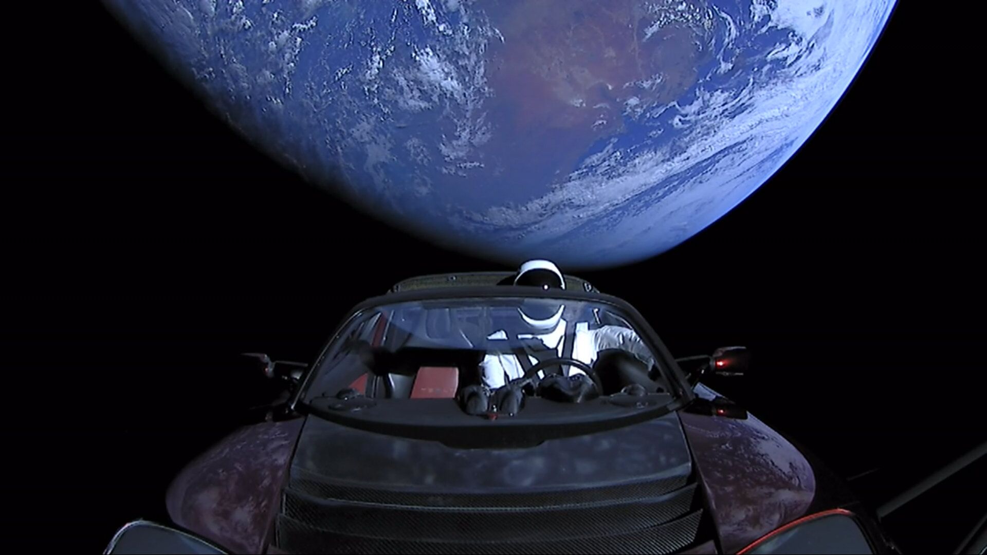 SpaceX CEO Elon Musk's own car, a red Tesla Roadster cabrio, entered into orbit via a Falcon Heavy launcher, with a dummy wearing a spacesuit at the steering wheel. - Sputnik International, 1920, 09.02.2022