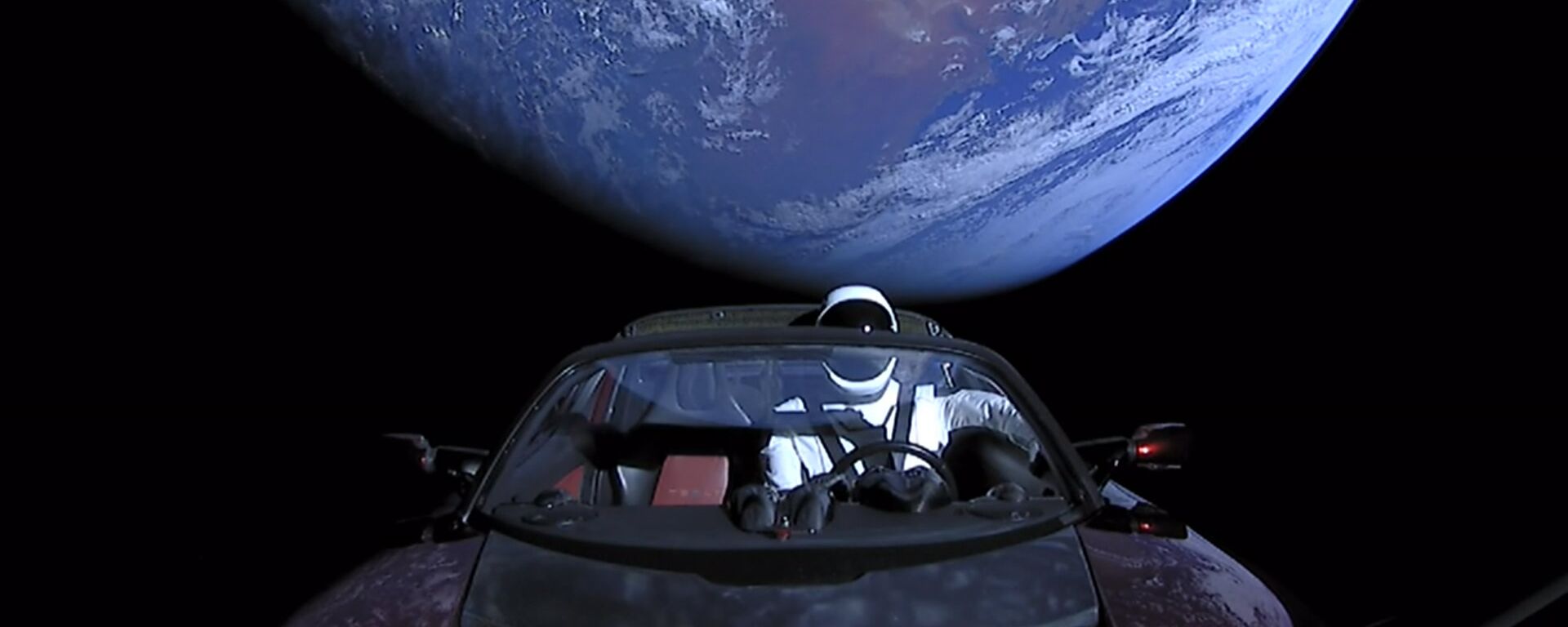 SpaceX CEO Elon Musk's own car, a red Tesla Roadster cabrio, entered into orbit via a Falcon Heavy launcher, with a dummy wearing a spacesuit at the steering wheel. - Sputnik International, 1920, 01.05.2023