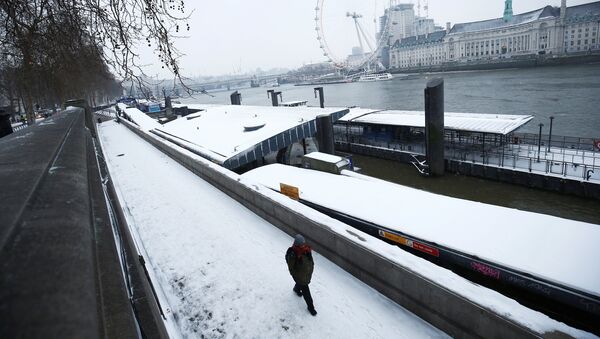 A man walks through the snow on the Embankment in London, Britain, March 1, 2018 - Sputnik International