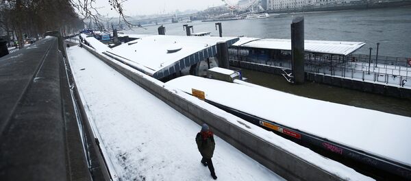 A man walks through the snow on the Embankment in London, Britain, March 1, 2018 - Sputnik International