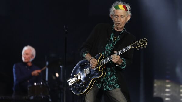 Guitarist of British band the Rolling Stones Keith Richards performs during the inauguration concert of the U Arena hall, new stadium of the French Rugby Union club Racing 92 in Nanterre. (File) - Sputnik International
