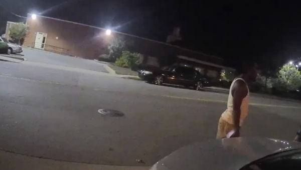Bodycam footage shows North Carolina cop beat man for jaywalking - Sputnik International