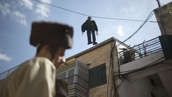 An effigy of an Israeli soldier hangs in Mea Shearim ultra-Orthodox neighborhood in Jerusalem Friday, March 2, 2018 - Sputnik International