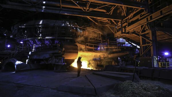 A steelworker watches as molten steel pours from one of the Blast Furnaces during 'tapping' at the British Steel - Scunthorpe plant in north Lincolnshire, north east England. (File) - Sputnik International