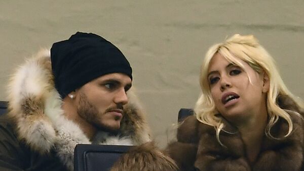 Inter Milan's Argentinian forward Mauro Emanuel Icardi (L) and his wife Wanda Nara look on during the Italian Serie A football match Inter Milan versus Crotone on February 3, 2018 at the 'Giuseppe Meazza' Stadium in Milan. - Sputnik International