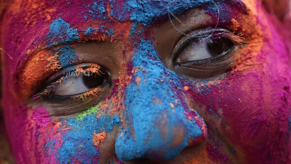 Участница фестиваля Холи в Индии
The face of a woman is smeared with colored powder during Holi, the Hindu festival of colors in Kolkata, India, Thursday, 1 March 2018. - Sputnik International