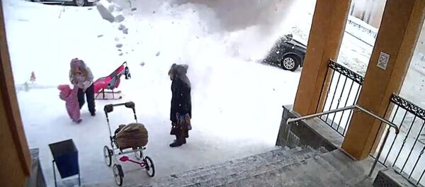 A half-year-old girl saved her mother from a snow avalanche - Sputnik International