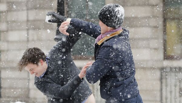 Employess have a snow fight outside the Bank of England in central London on March 2, 2018 - Sputnik International